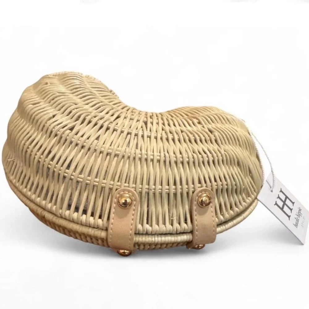 Elegant Natural Woven Shell Shaped Handbag with Shell Handle - Picture 8 of 9